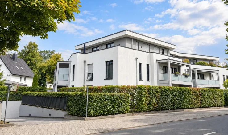 Außenansicht mit Tiefgarage