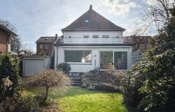 Sonniger Garten mit Blick auf den Anbau - Zeitloser Charme der 1930er Jahre – mit Potenzial für Ihre Wohnideen *4280 G