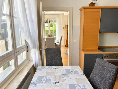 Küche mit Frühstücksplatz am Fenster und Zugang zum Esszimmer