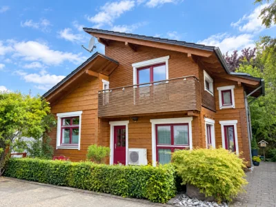 Nachhaltig wohnen mit Stil ***4306 G Holzblockhaus in zentraler Lage von Gütersloh, 33330 Gütersloh, Einfamilienhaus