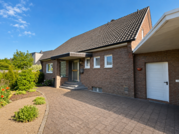 Eingangsansicht in zweiter Reihe - Familienglück im Grünen – großzügiges Zuhause mit Potenzial *4294 G Einfamilienhaus in Gütersloh