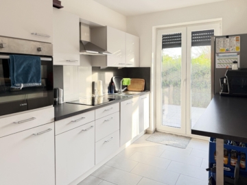 Küche mit moderner Einbauküche und Zugang zur Terrasse - Wohnen mit Gartenfeeling – moderne Erdgeschosswohnung mit überdachter Terrasse *1844 R Stukenbrock