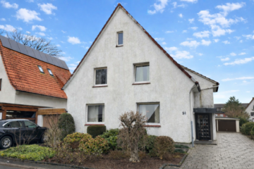 Straßenansicht mit großer Einfahrt und Garage - Charmantes Siedlungshaus mit großem Garten – Familienidylle in Gütersloh-West ***4270 G