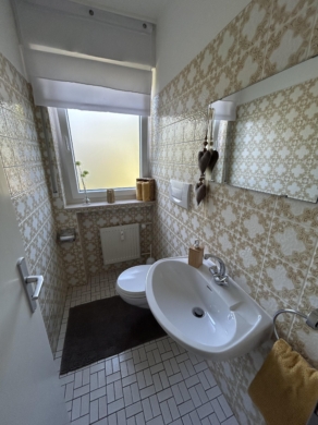 Gäste-WC im Erdgeschoss - Gepflegtes Dreifamilienhaus in Schloß Holte***4213 G