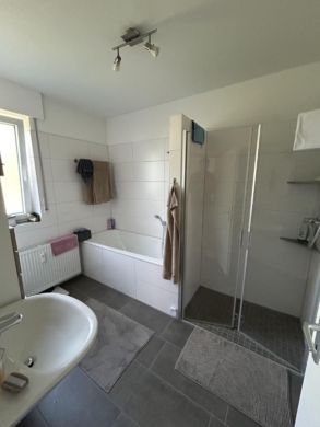 Badezimmer im Erdgeschoss - Gepflegtes Dreifamilienhaus in Schloß Holte***4213 G
