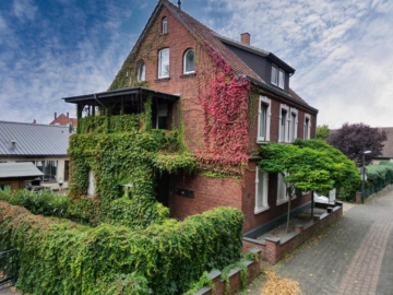 verwunschener Gartenanteil - Altbau mit Potenzial – Citynah investieren *** 4234 G Kapitalanlage in Gütersloh