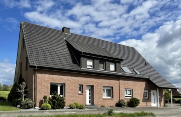 Straßenansicht - Landhauscharme im Doppelpack. *** 4133 G Zweifamilienhaus in Herzebrock