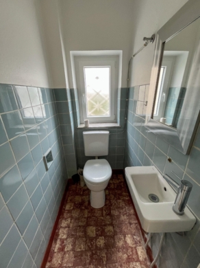 Gäste-WC - Zwei in Einem: Einfamilienhaus mit vielseitig nutzbarem Gewerbeobjekt***4135 G in GT-Isselhorst