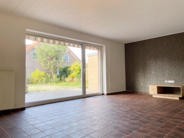 Wohnzimmer mit großer Fensterfläche zur Terrasse - Platz für Familie und Leben *** 4242 G Doppelhaushälfte in Rietberg-Neuenkirchen