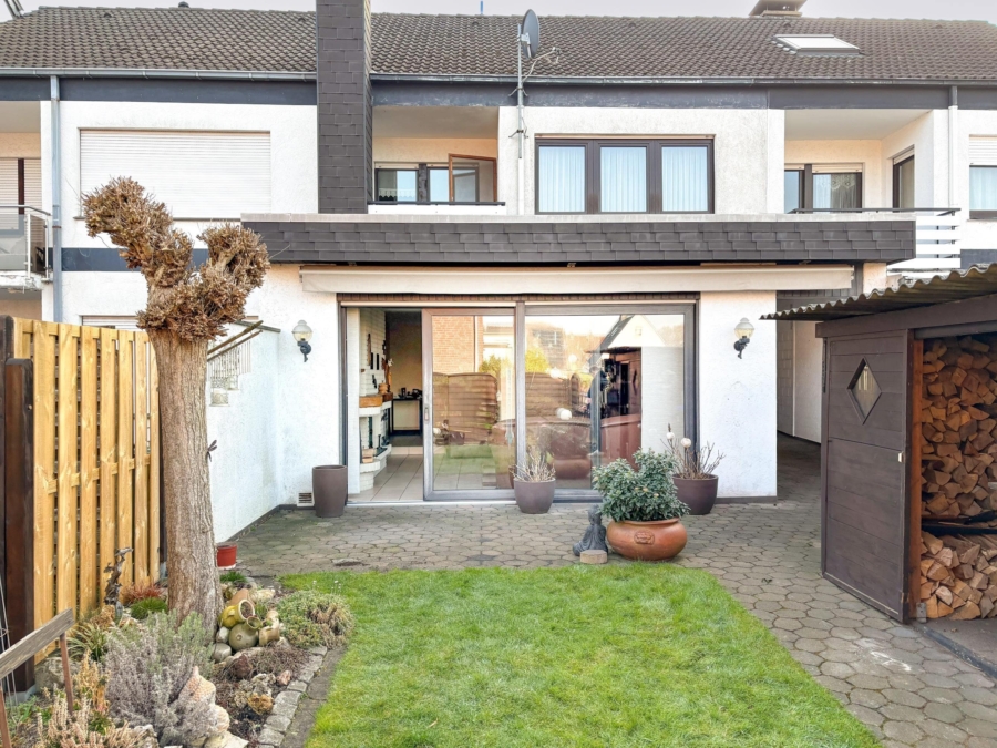 Sonniger Garten mit Terrasse - Reihenmittelhaus mit Kaminzimmer, Garten & Ausbaureserve – gepflegt & sofort verfügbar *4276 G