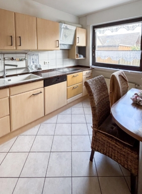 Küche mit gemütlichen Frühstücksplatz - Reihenmittelhaus mit Kaminzimmer, Garten & Ausbaureserve – gepflegt & sofort verfügbar *4276 G