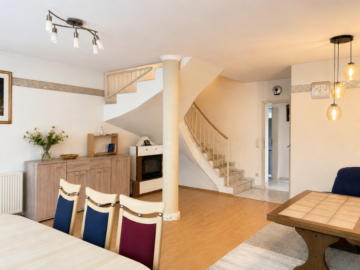 Großzügiger Wohnbereich mit Treppe ins obere Geschoss - Familienglück mit Gartenidylle *4298 G Doppelhaushälfte in Rietberg-Varensell