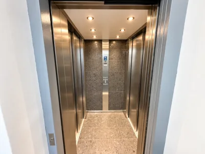 Offener Aufzug im Steininterieur