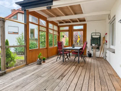 Überdachte Terrasse mit Gartenzugang