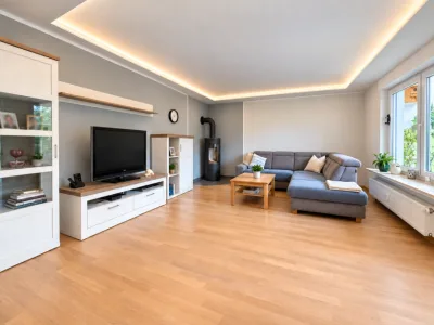 Wohnzimmer mit indirekter Beleuchtung