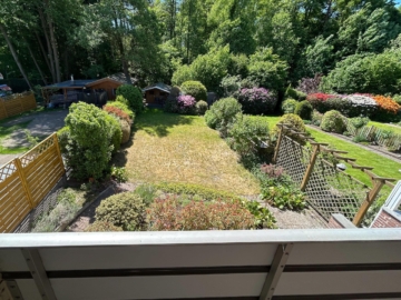 Blick in den Garten vom Balkon - Haus mit Charakter und Chancen * 4217 G Doppelhaushälfte in Schloß Holte