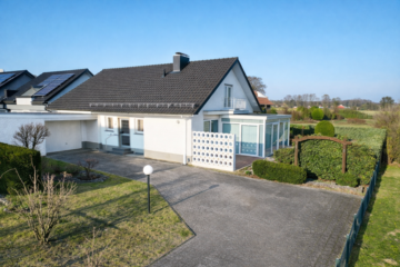 Hausansicht mit Garage und Zufahrt - Wohnen auf einer Ebene – mit Wintergarten und Blick ins Grüne ***4274 G Gütersloh-Isselhorst