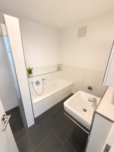 Bad mit Dusche und Badewanne