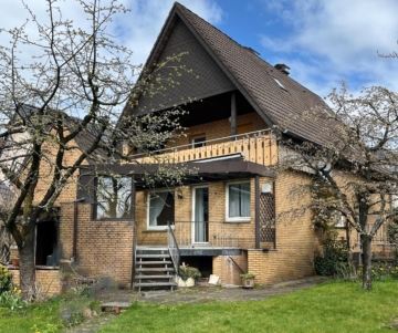 Eine überdachte Hochterrasse mit Blick in den Garten - Viel Platz & großes Grundstück – Wohnhaus mit Potenzial in Halle *4282 G