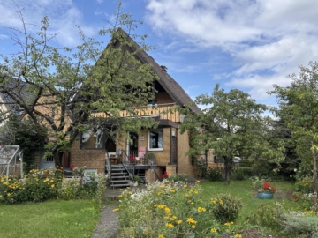 Blühender Garten im Sommer – ein echtes Highlight - Viel Platz & großes Grundstück – Wohnhaus mit Potenzial in Halle *4282 G