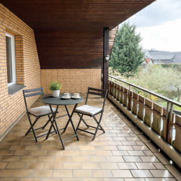 Überdachte Loggia mit Blick in den Garten - Viel Platz & großes Grundstück – Wohnhaus mit Potenzial in Halle *4282 G