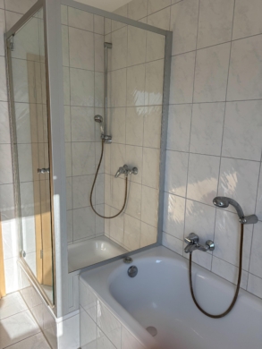 Badezimmer mit Dusche & Wanne - 2-Zimmer-Eigentumswohnung in Kattenstroth – ideal für Singles oder Paare***1817 R